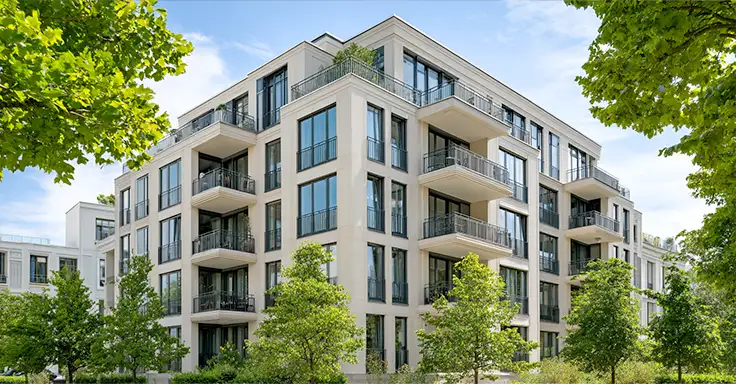 Mehrstöckiges modernes Wohngebäude mit Balkonen