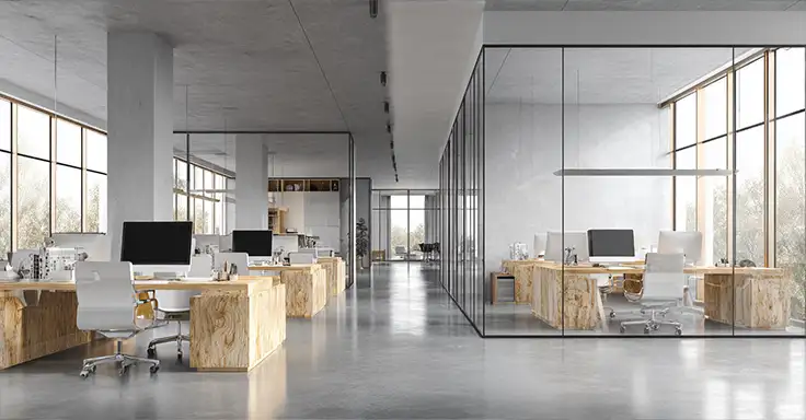 Großzügiges, modernes Büro mit Glaswänden und Holzmöbeln